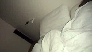 哟，看我们闪现乳房在厕所胡闹然后猛烈操！