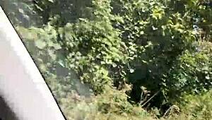 我爱在车里闪奶拍骚自拍瞬间