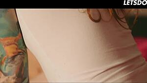 哇，Aislin和Foxy Sanie喜欢玩彼此湿逼！😘