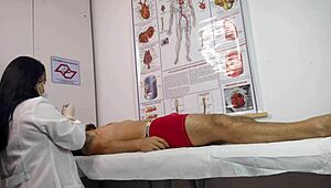 护士用原始技巧处理第一个病人的硬勃起