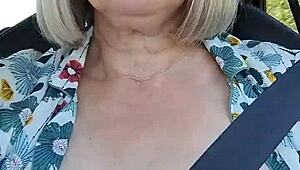 我爱在车里闪奶拍骚自拍瞬间