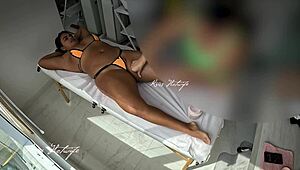 Usei meu bikini safado para fazer massagem massagista ficou cheia de tes�o vendo minha bucetinha pulando do bikini