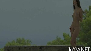 Babe performs gripping solo act on stage