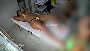 Usei meu bikini safado para fazer massagem massagista ficou cheia de tes�o vendo minha bucetinha pulando do bikini