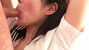 与日本女学生18+的激烈内射动作在狂野亚洲角色扮演中