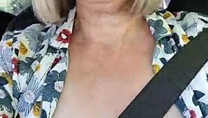 我爱在车里闪奶拍骚自拍瞬间