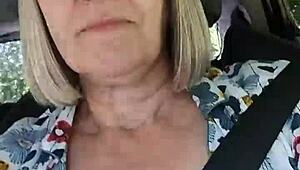 我爱在车里闪奶拍骚自拍瞬间