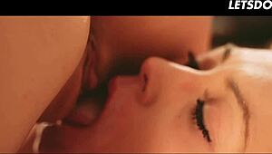 哇，Aislin和Foxy Sanie喜欢玩彼此湿逼！😘