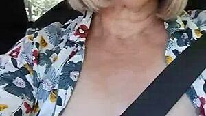 我爱在车里闪奶拍骚自拍瞬间