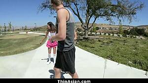 两个淫荡亚洲可爱女孩在粗暴游戏中支配家伙 - thinasian