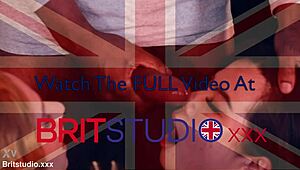 两个英国护士，你们怎么一起吸那根大鸡巴？