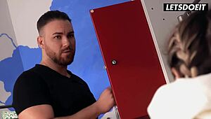 匈牙利女孩18+ Mona Blue在色情旅馆和疯狂室友面对粗暴肛交