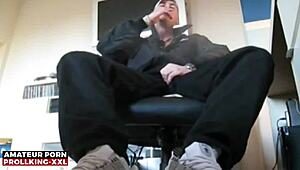 Prollking xxl jerks off in sneakers and socks 😏