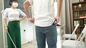 老师用打屁股和操惩罚学生，在自制后入式中湿阴户高潮