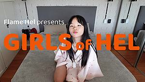 继父绑亚洲宝贝玩69，屁塞插紧致小穴让她猛烈高潮