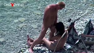 海滩荡妇妻子公开吸舔和操