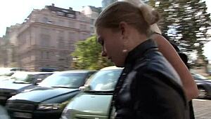 三个荡妇妻子在约会中投入全跨种族群交