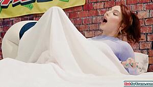 “嘿，让我们测试这张床垫，”她说，艾玛罗斯和阿里尔德穆尔