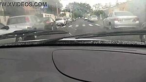 eu to fazendo uber e a mulher do vizinho deu um boquete delicioso no carro pra mim