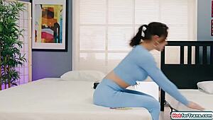 “嘿，让我们测试这张床垫，”她说，艾玛罗斯和阿里尔德穆尔