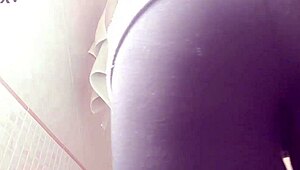 继姨妈阿米拉的橘皮屁股被抓到尿尿和放屁