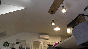 火辣红发大学生试穿时尚 沦为AV试镜狂干