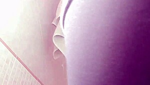 继姨妈阿米拉的橘皮屁股被抓到尿尿和放屁