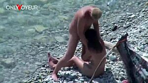 海滩荡妇妻子公开吸舔和操