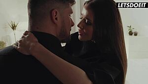 Sybil在Letsdoeit上用緊緻後入實現男友的狂野夢想