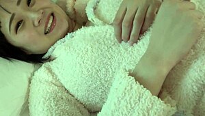 美丽18岁铃酱展示惊人曲线在亲密无码游戏