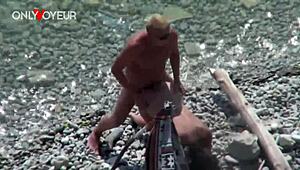 海滩荡妇妻子公开吸舔和操