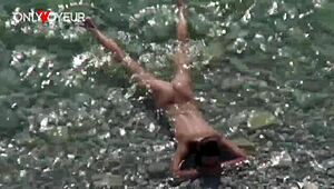 海滩荡妇妻子公开吸舔和操