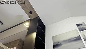 火辣红发大学生试穿时尚 沦为AV试镜狂干