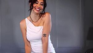 少女Chloe Surreal泳池秀巨乳自然大奶