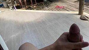 偷窥俩妹子洗澡被抓邀我加入