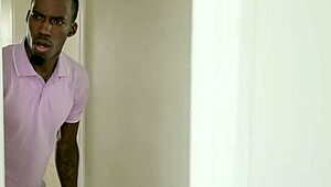 嘿，看Lana Sharapova自慰后骑室友黑人大屌宿舍超热