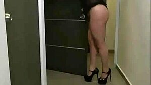 hey, wanna watch these hot chicks seduce an innocent guy?