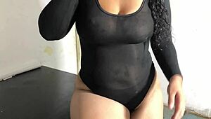 Hell yeah! Lucky delivery guy scores with a curvy chick in heels!