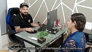 Mujer gives rico oral to jefe for job, he’s satisfied after leche in mouth! 😋