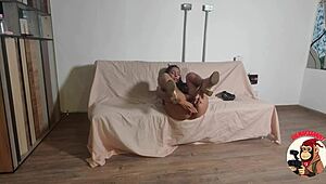 18岁新人初尝大屌猛插腿抖不停！