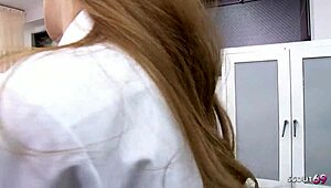 苗条日本护士的双重内射性交！