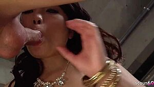 曲线日本继母大屁股被邻居男孩猛钉！