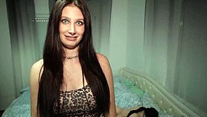 我的继子想操娃娃，但我给了他我的身体