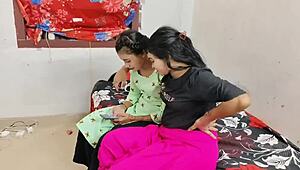 Komal和Neha在房间疯狂三人行