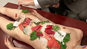 日本商务会议变得狂野，有裸体18+少女寿司和无码群交中出