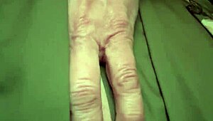 我爱看我性感的继妈妈独自玩她的大湿阴蒂