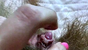 新女孩展示巨大阴蒂摩擦的极端特写。她的高潮到处滴水。