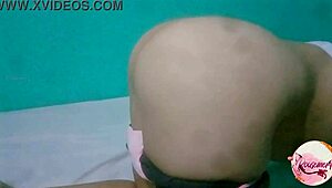 me pidieron que cuidara a mi vecinita y aprovech� para follarla!