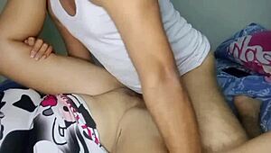 el padrastro se cuela y se lo mete sin condón