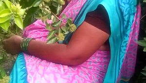 Indian beauty aunty shows off boobs in hot video